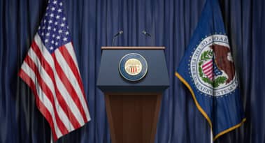Fed minutes indicate smaller rate hikes ahead: time to buy?