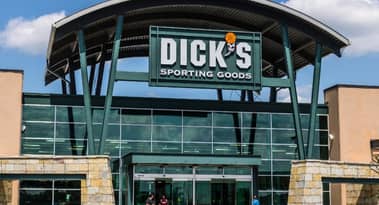 Dick's Sporting Goods stock keeps bulls alert ahead of an earnings report?