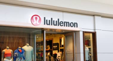 Is Lululemon Athletica eyeing a Santa Claus rally to the April highs?
