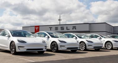 <strong>27 Estadísticas de Tesla 2023: historial de acciones de TSLA y estadísticas de rendimiento</strong>