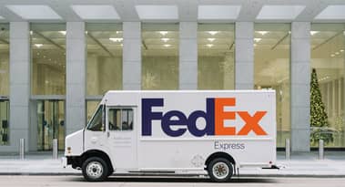 Acțiunile FedEx au crescut cu peste 13%, deoarece investitorii salută reducerea cu 1,8 miliarde USD a costurilor structurale