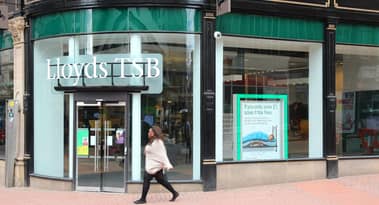 Lloyds share price forms a bearish flag as bank earnings starts