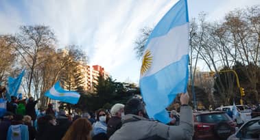 Argentina adopts flexible interest rate policy as it lifts capital controls