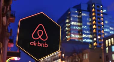 Airbnb stock sits and waits for earnings: buy or sell?