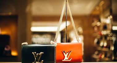 LVMH share price analysis: 2 rare patterns point to more downtrend