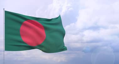 Bangladeschs Premierministerin Sheikh Hasina tritt zurück und flieht inmitten gewaltsamer Proteste aus dem Land