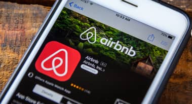 Airbnb stock price analysis: bullish patterns are forming