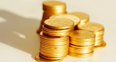 Gold prices fall but remain near record highs as market eyes key US economic data
