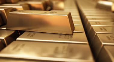 Gold rises on safe-haven demand, but market lacks bullish conviction