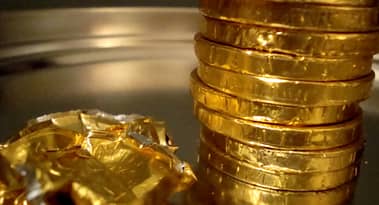 Gold struggles under dollar strength; rally unlikely in 2025