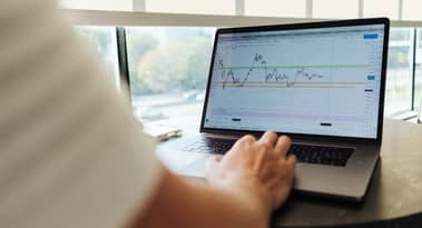 Ibovespa plummets 1.5% amid economic fears and rate hike