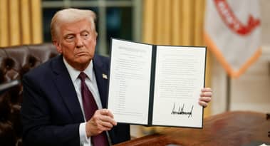 Președintele Trump reconsideră majorarea tarifelor cu 50%, în timp ce Ontario întrerupe taxa de energie