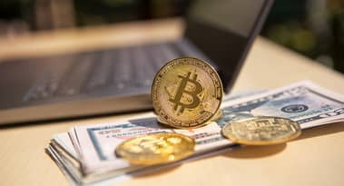 Mercado cripto se recupera com Trump adiando tarifas para o México; HYPE, DEXE e OM sobem