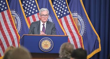 Fed wstrzymuje się z decyzją: Powell sygnalizuje brak obniżek stóp procentowych w obliczu niepewności związanej z polityką handlową.