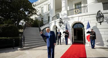 El presidente Trump reconsidera el aumento del 50% de los aranceles mientras Ontario suspende el cargo por energía.