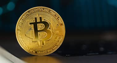 Krypto-Zusammenfassung: Bitcoin erobert kurzzeitig die 90.000-Dollar-Marke zurück, BCH und JTO führen die Tagesgewinne an.