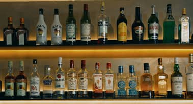 Ações da Pernod Ricard, Remy e outras empresas de bebidas alcoólicas caem após Trump ameaçar com tarifa de 200% sobre destilados europeus.