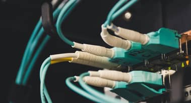 Il blackout di AWS costringe Binance a sospendere i prelievi; problemi anche per KuCoin e altri.