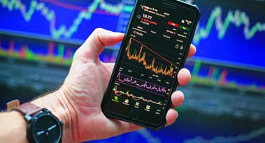تراجعت سوق الأسهم الأمريكية مع قلق المستثمرين بشأن رسوم ترامب الجمركية؛ ويتوقع المحللون أن يتراجع مؤشر ستاندرد آند بورز 500 إلى 5200-5400.