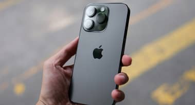 Apple rebondit alors qu'un sursis aux droits de douane américains donne le temps de remanier la chaîne d'approvisionnement ; les analystes réajustent leurs objectifs de cours.