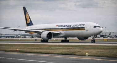 Aerolíneas asiáticas caen por conflicto en Irán; el petróleo sube y los viajes se alteran