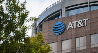 Why is AT&T stock in red despite Q1 earnings that fired on all cylinders?