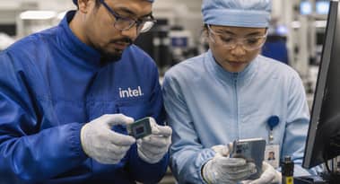 Acțiunile Intel urcă 15% după discuțiile cu Apple privind fabricația de cipuri