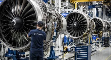 Ações da Boeing caem após entregas de abril ficarem abaixo do esperado; novo processo ameaça