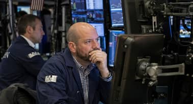 Dow falder 454 point, da regnskaber og Hormuz-spændinger presser Wall Street