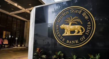 Indian banks lead market gains on RBI's foreign deposit initiative