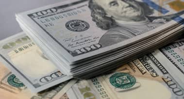 Dollar stays firm, oil falls as markets focus on Fed policy outlook