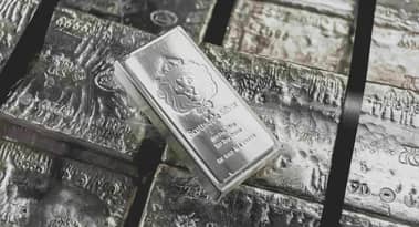Silver tumbles as stronger dollar and Fed uncertainty hit metals