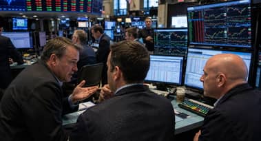 Dow crolla di oltre 600 punti: petrolio in rialzo e utili di Alphabet e Tesla pesano