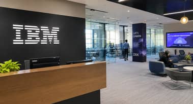 Er IBM-aktien et køb efter et historisk 25% fald på én dag? Analytikernes vurdering