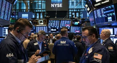 AI trade is turning increasingly volatile: experts suggest ways to manage the risk