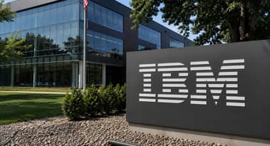 Acciones de IBM caen 23%: CEO apunta a gasto de clientes en hardware de IA