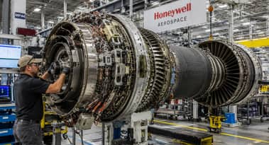 Honeywell Aerospace stock sinks 20% after guidance cut clouds outlook