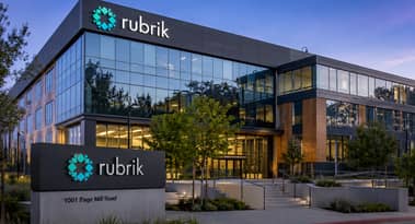 Akcie Rubrik klesají po poklesu hrubé marže: Je výprodej nákupní příležitostí?