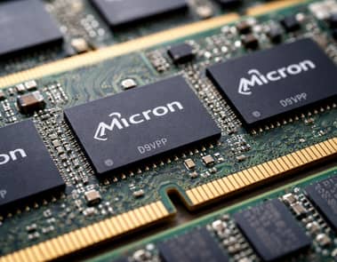 Le azioni Micron proseguono il calo nonostante elogi di Trump e analisti ottimisti