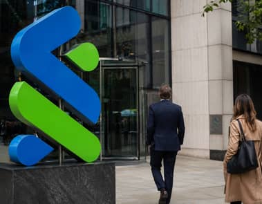 Standard Chartered skär ned över 7 000 anställningar i takt med ökad AI-användning