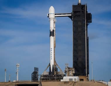Kampen om SpaceX-IPO: Optimister sikter på $165 per aksje, pessimister ser $63