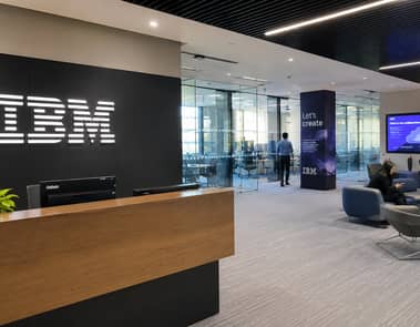Czy kupić akcje IBM po historycznym jednodniowym spadku 25%? Opinie analityków